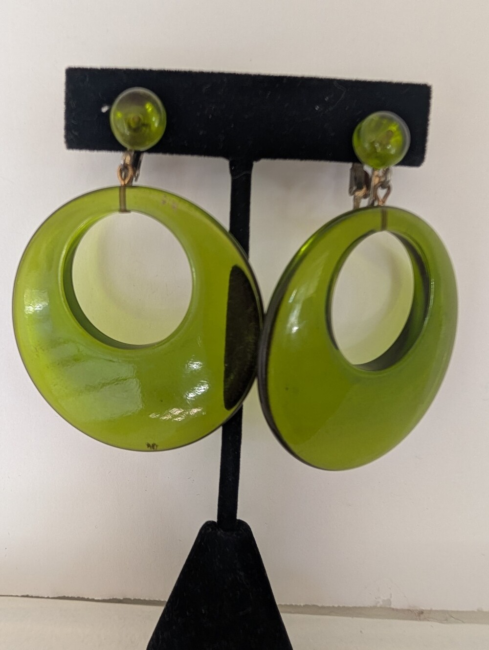 Vintage Green Hoop Resin Clip Drop Earrings 1960s Mod Fashion Era